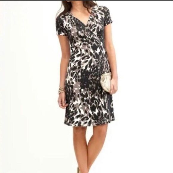✨ HP✨Banana Republic Satin Wrap Over Print Dress✨ - Picture 1 of 5
